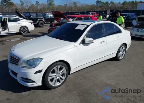 2013 Mercedes-Benz C 250 Luxury z USA, uszkodzony, nr VIN WDDGF4HB7DR300815